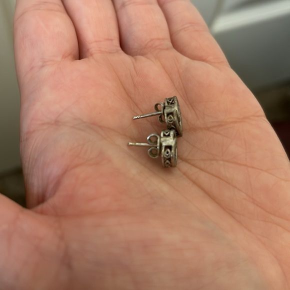 Sterling silver heart stud earring - Picture 2 of 4